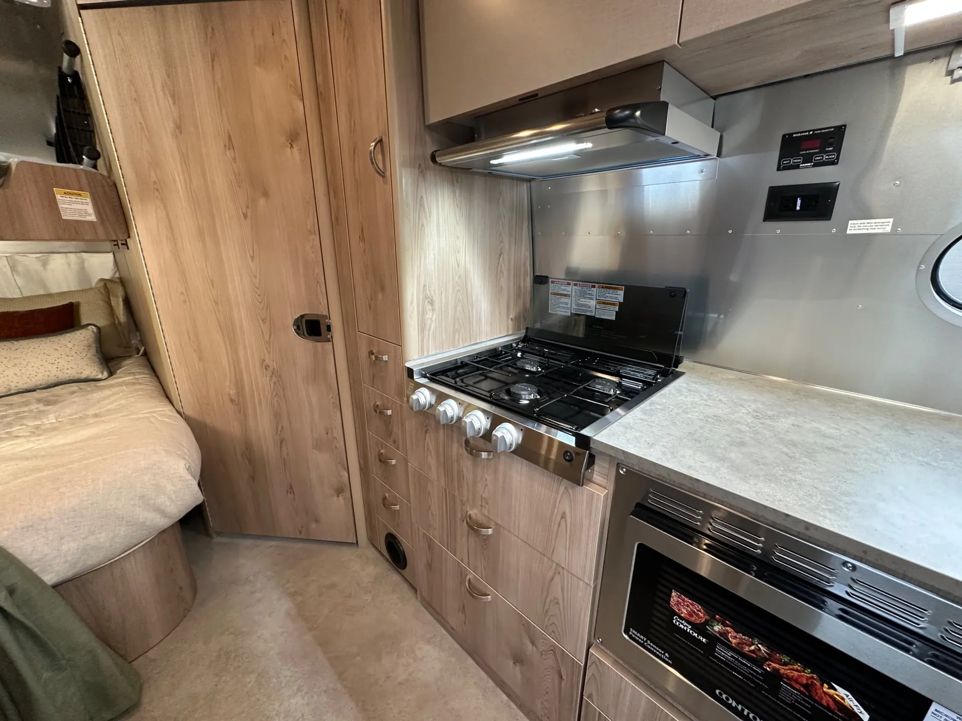 2027 Airstream Flying Cloud 30FB Bunk - Image 24