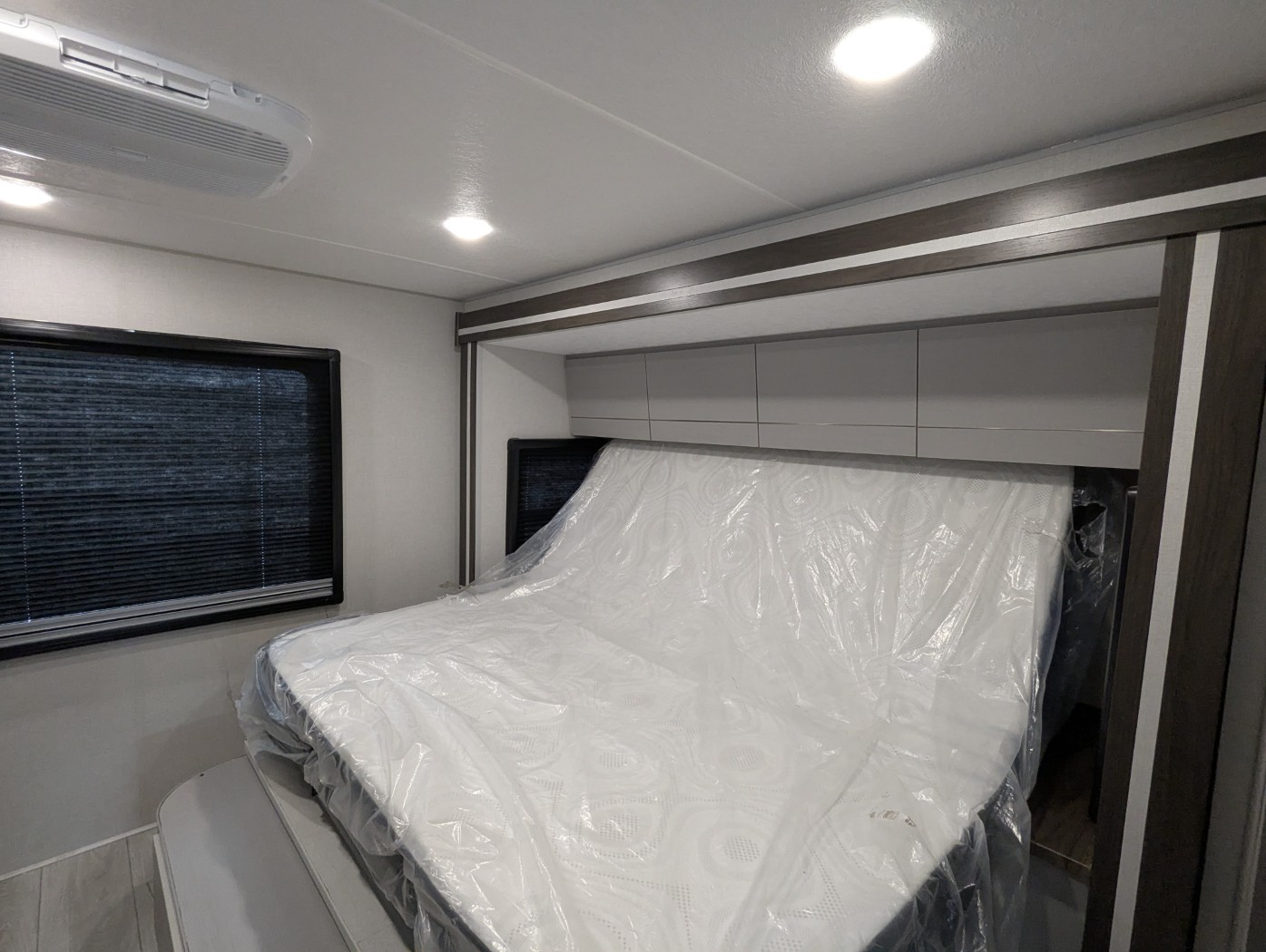 2026 Coachmen Entourage 330DS - Image 31
