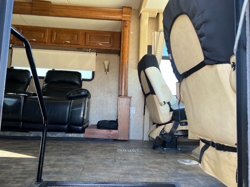 2014 Thor Motor Coach Challenger 37GT - Image 4