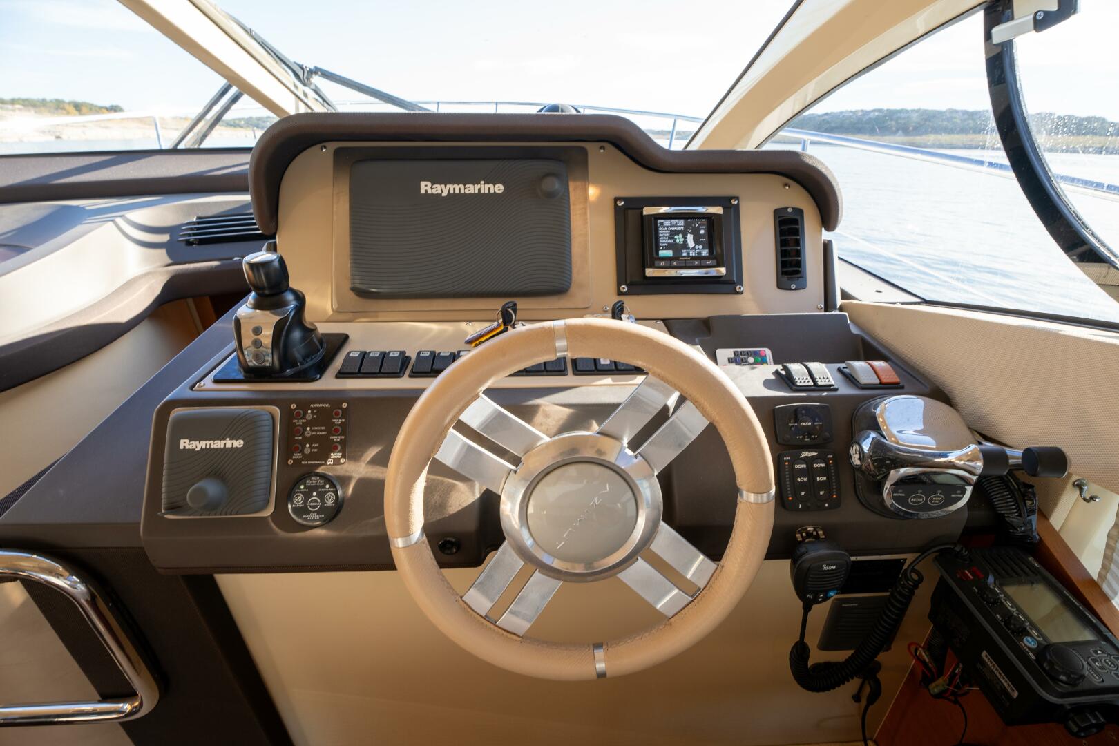 2013 Azimut 40 Flybridge - Image 29