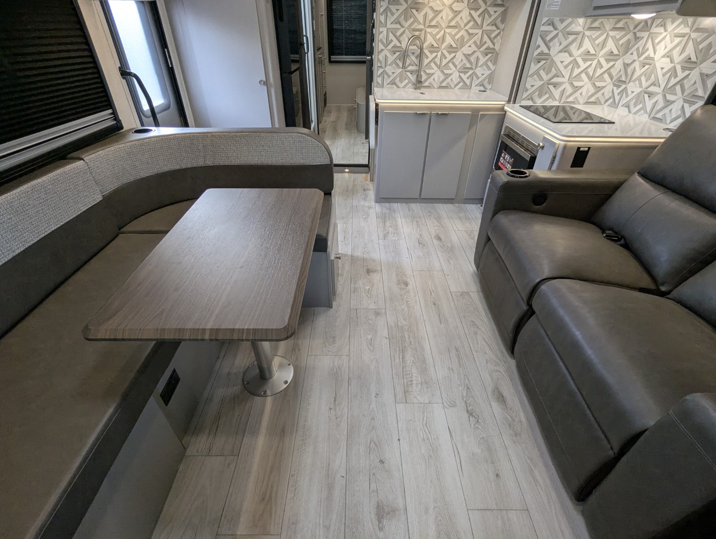 2026 Coachmen Entourage 330DS - Image 12