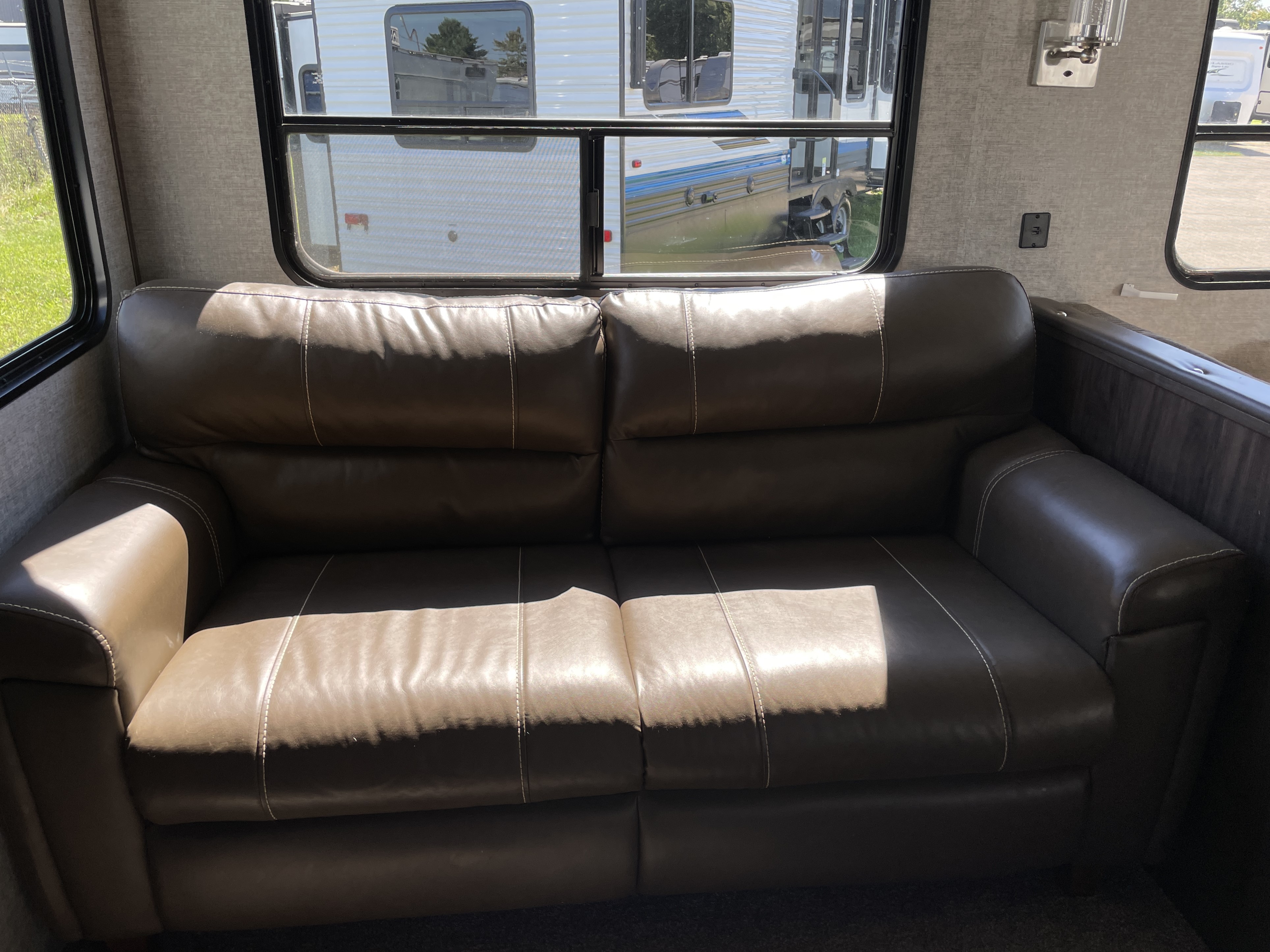 2018 Forest River Cherokee Arctic Wolf 265DBH8 - Image 9