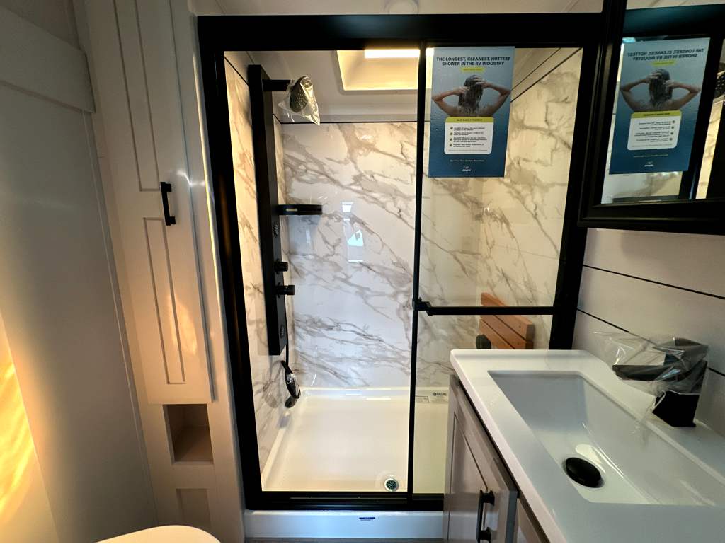 2027 JAYCO PINNACLE 32RLTS - Image 17