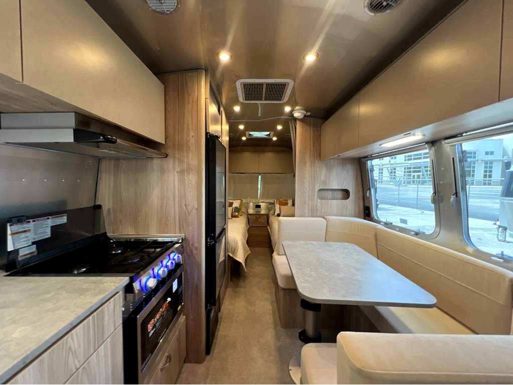 2027 AIRSTREAM FLYING CLOUD 23FBT - Image 21