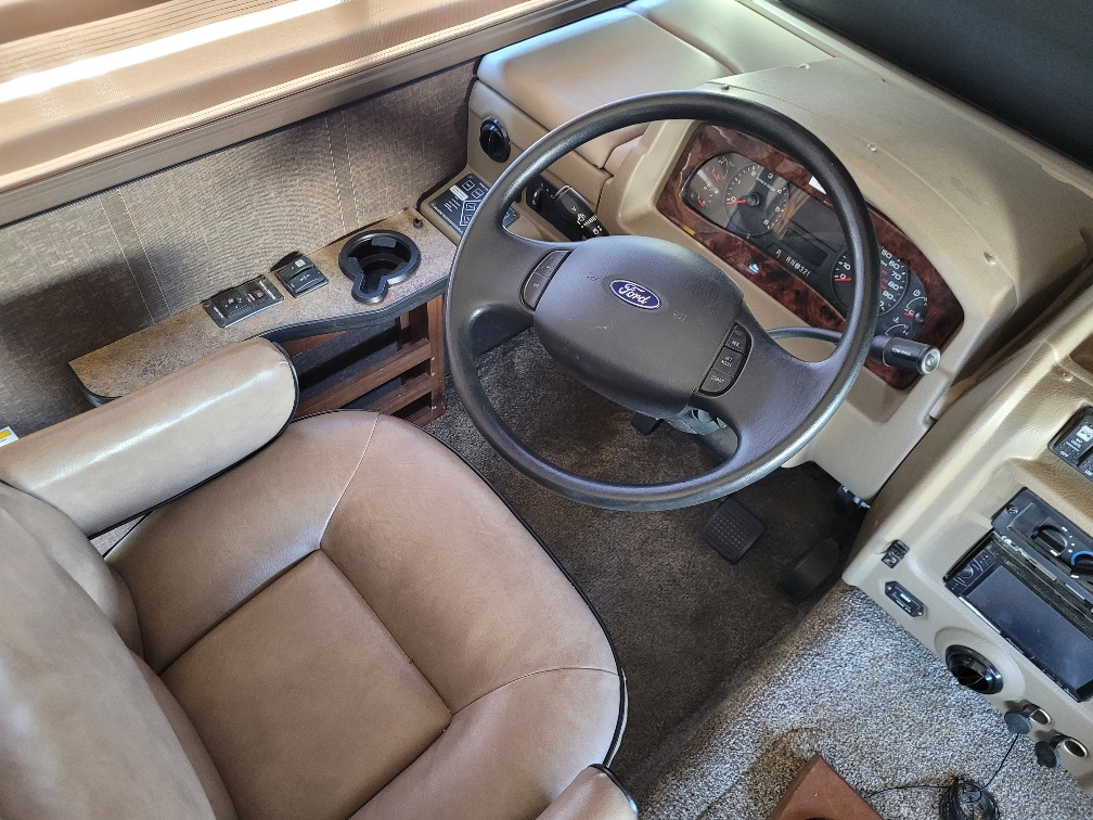 2014 Fleetwood Bounder 36E - Image 4