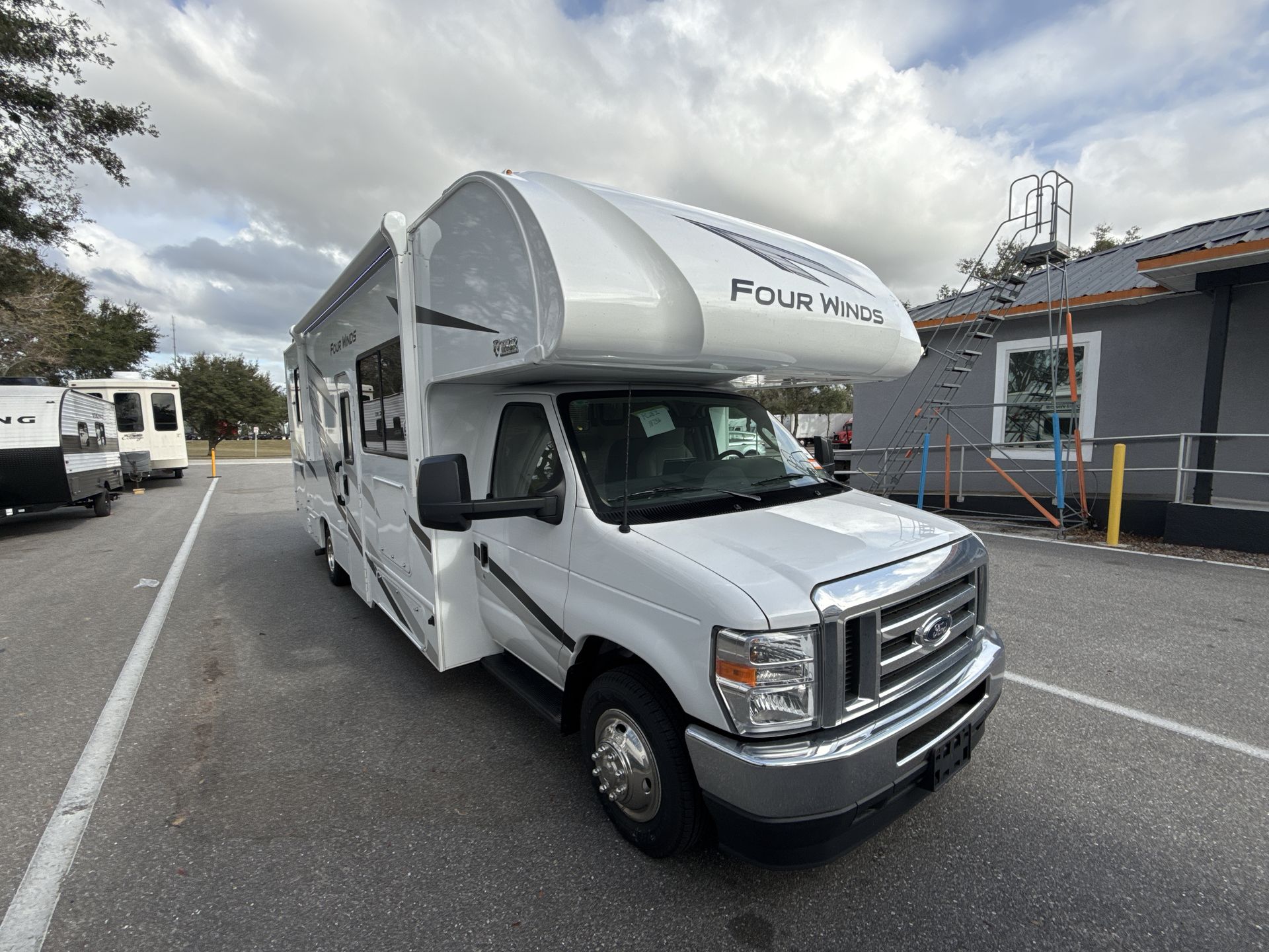 2025 Thor Motor Coach Four Winds