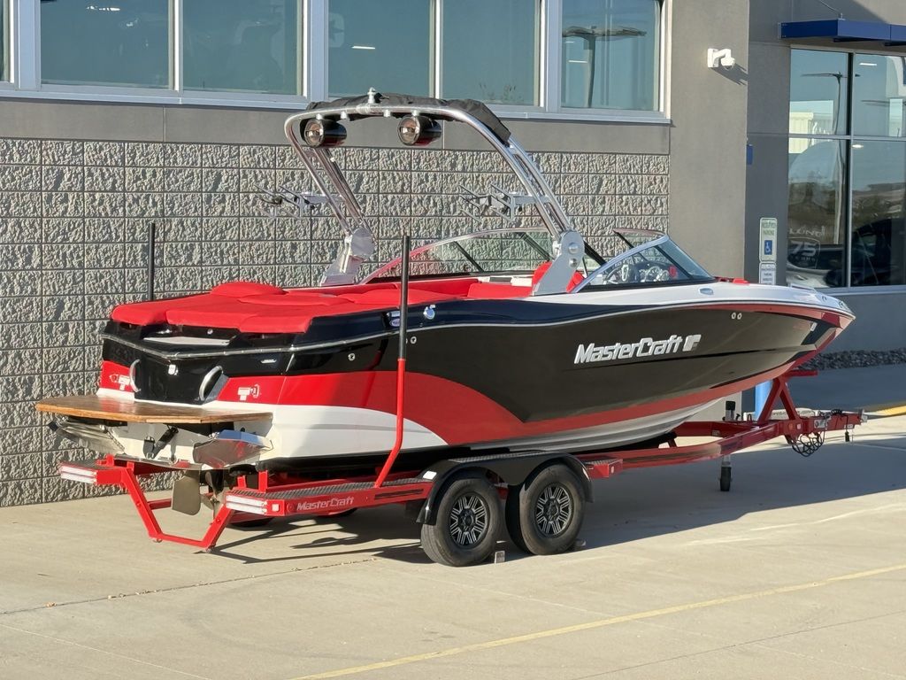 2019 MasterCraft XT22 - Image 17