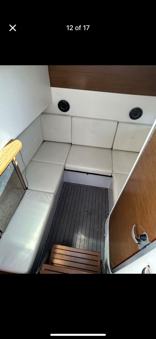 2019 Cruisers Yachts 338 - Image 5