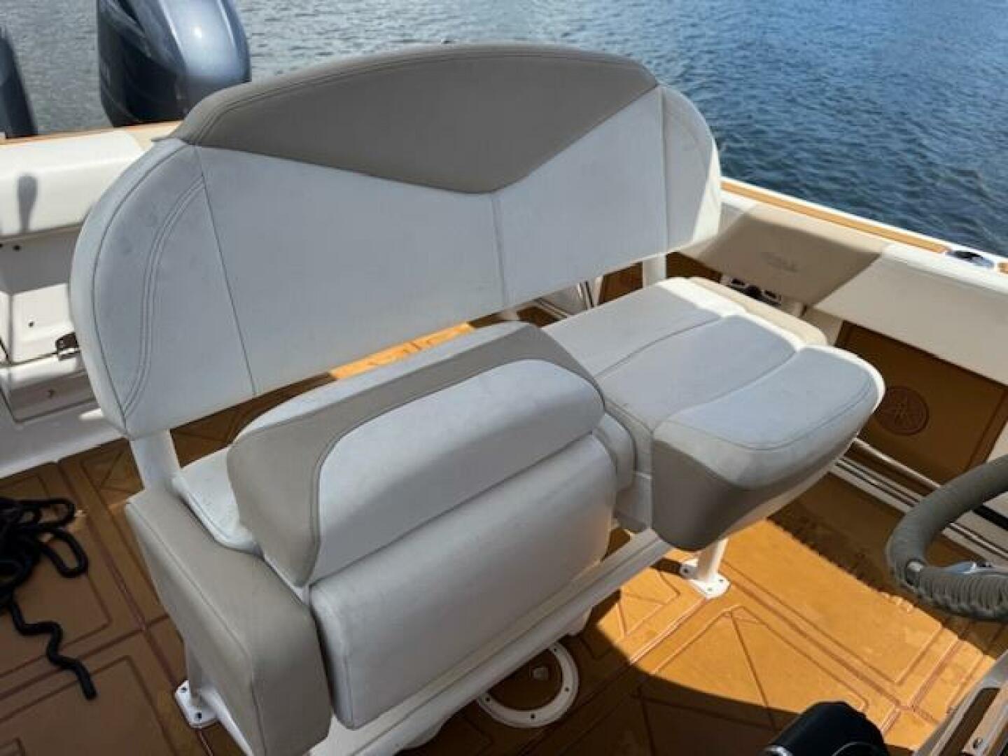2021 Robalo R242 Center Console Base - Image 8