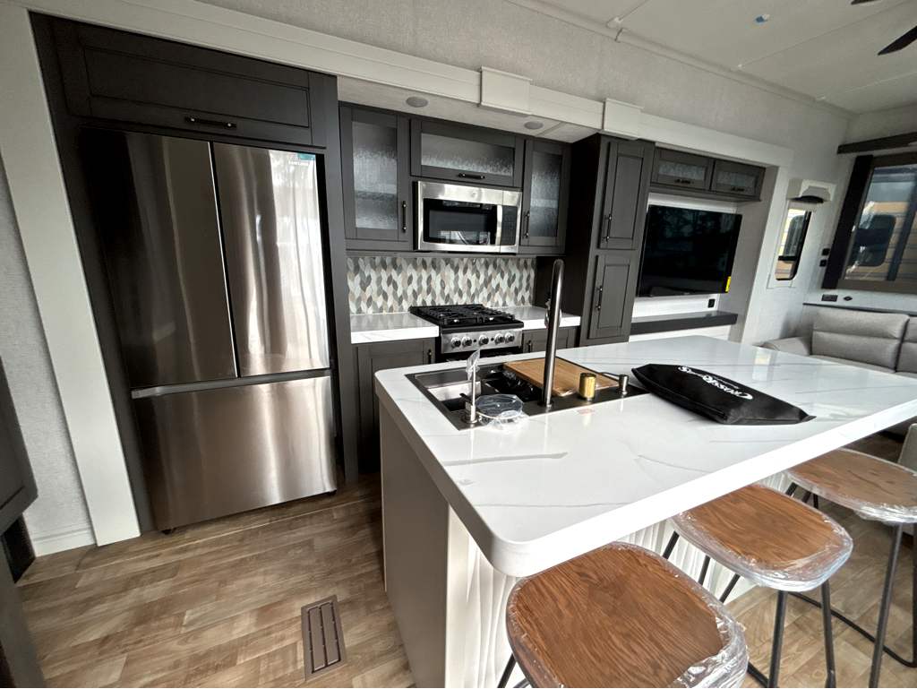 2025 CROSSROADS REDWOOD REGENCY 3951BAM - Image 8
