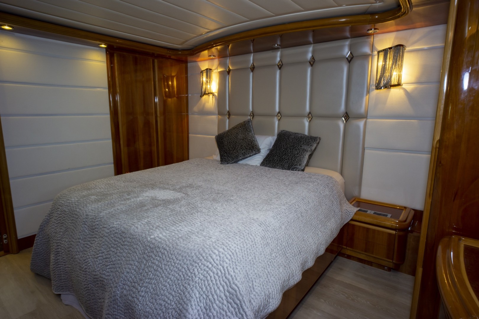 2000 Ferretti Yachts Custom Line 94 - Image 32