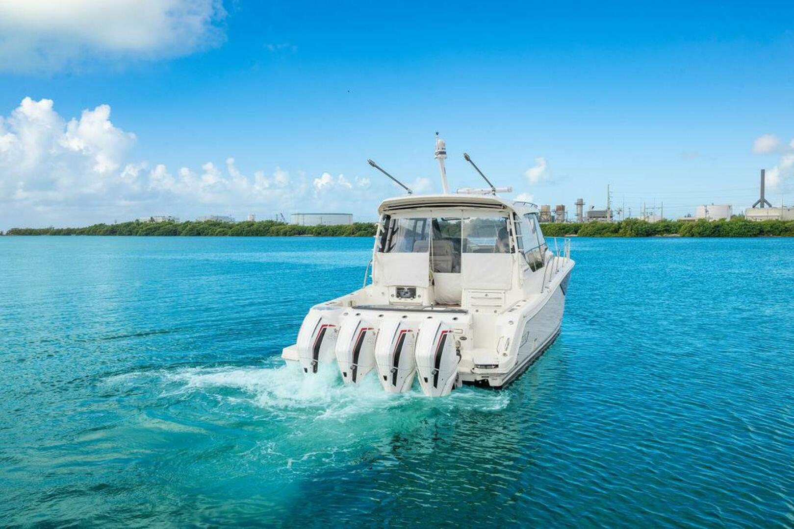 2023 Boston Whaler 405 Conquest - Image 4