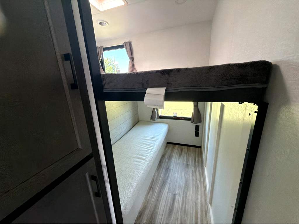 2027 VENTURE RV SPORTTREK 312VTB - Image 22