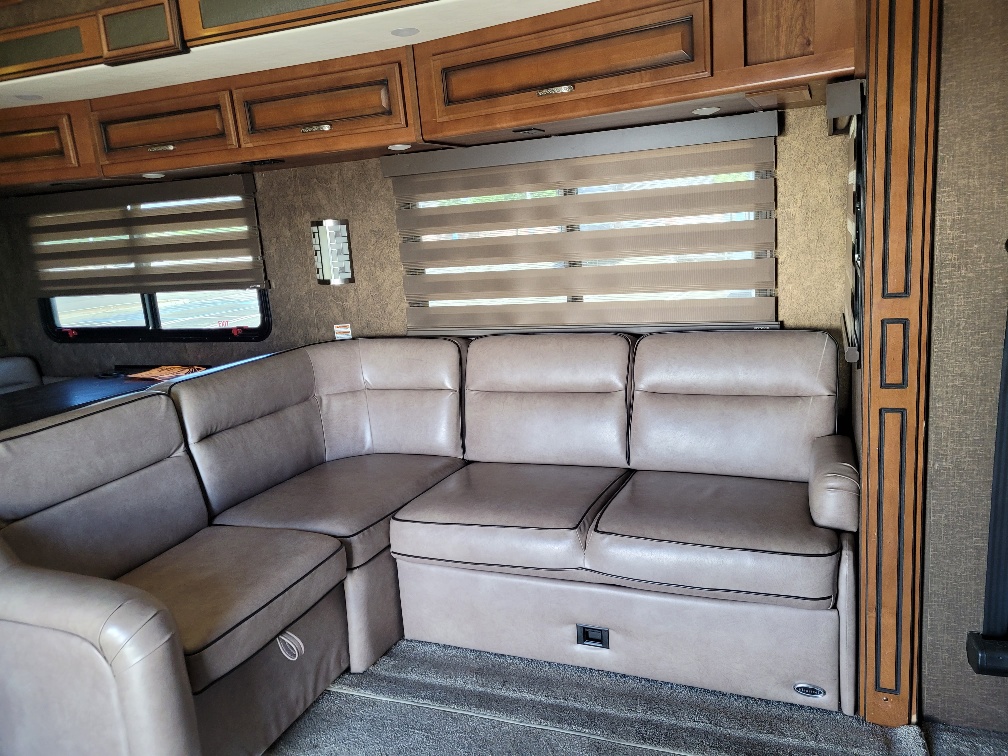 2014 Fleetwood Bounder 36E - Image 8