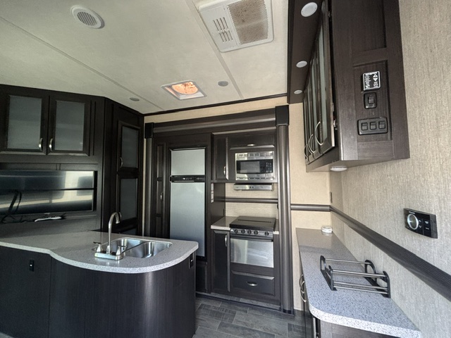 2018 Dutchmen Voltage Triton 3551 - Image 18