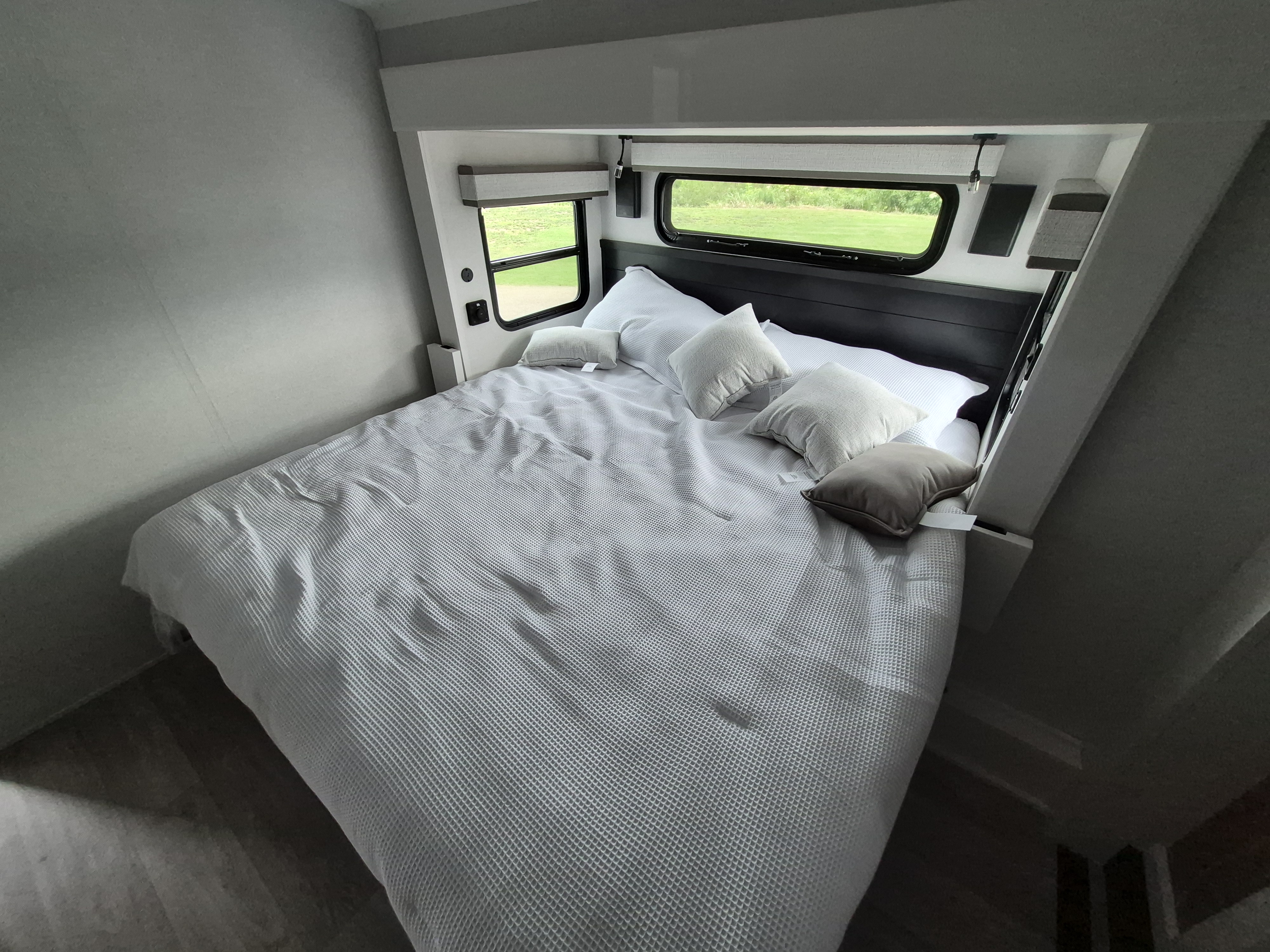 2027 JAYCO PINNACLE 32RLTS - Image 19