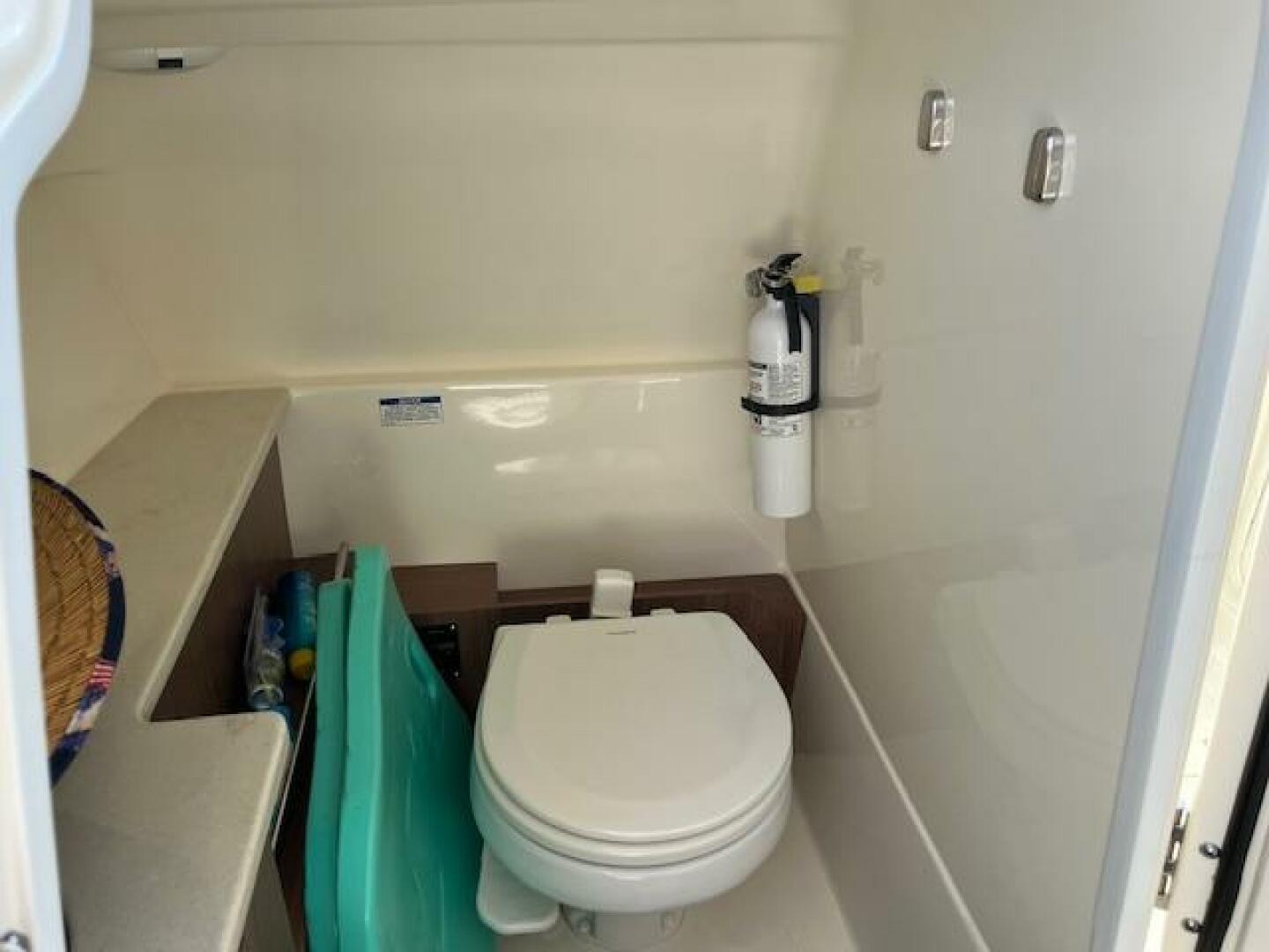 2018 Boston Whaler 270 Vantage - Image 46
