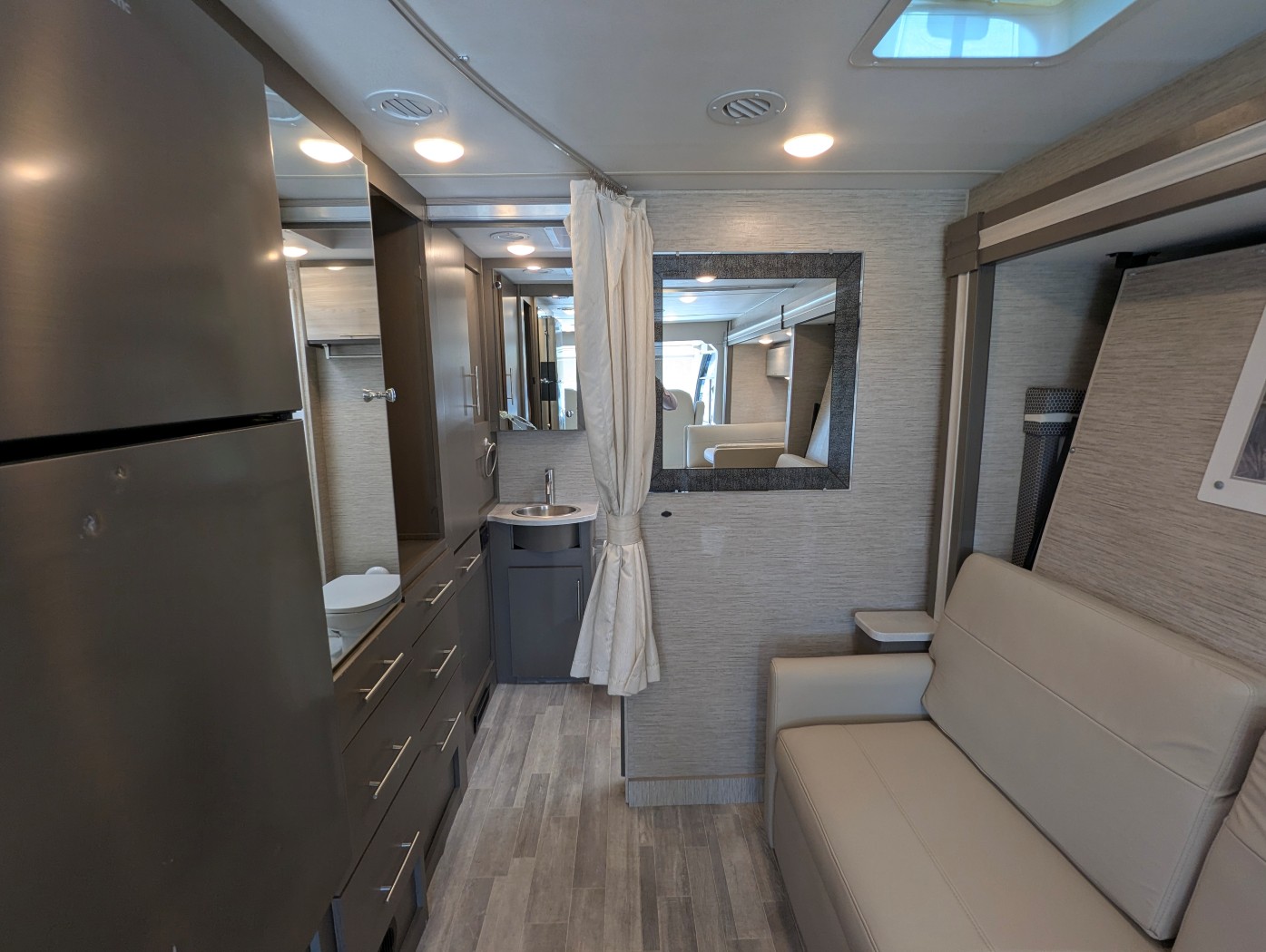 2023 Thor Motor Coach Axis