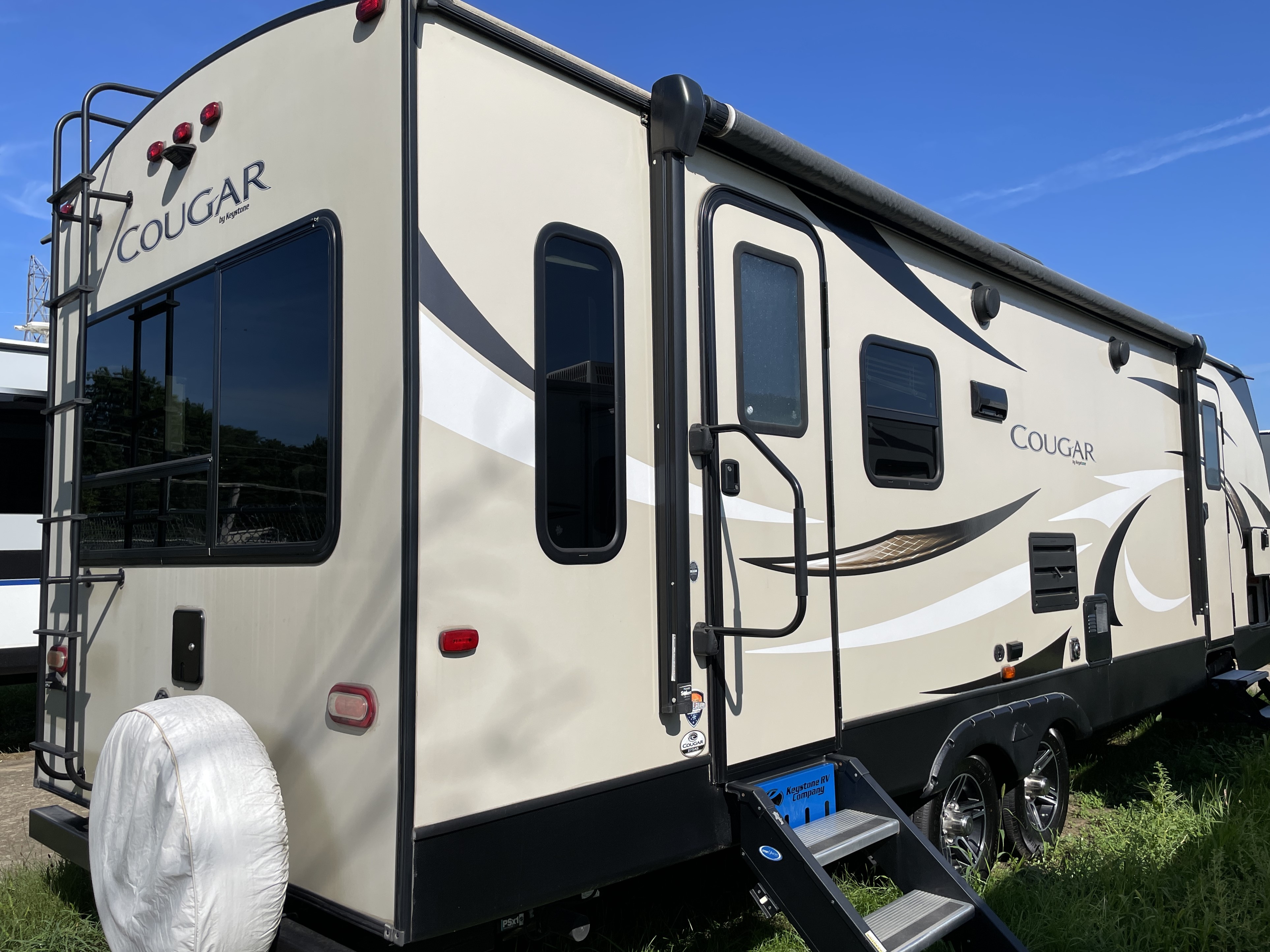 2019 Keystone RV Cougar X-Lite 27SAB - Image 3