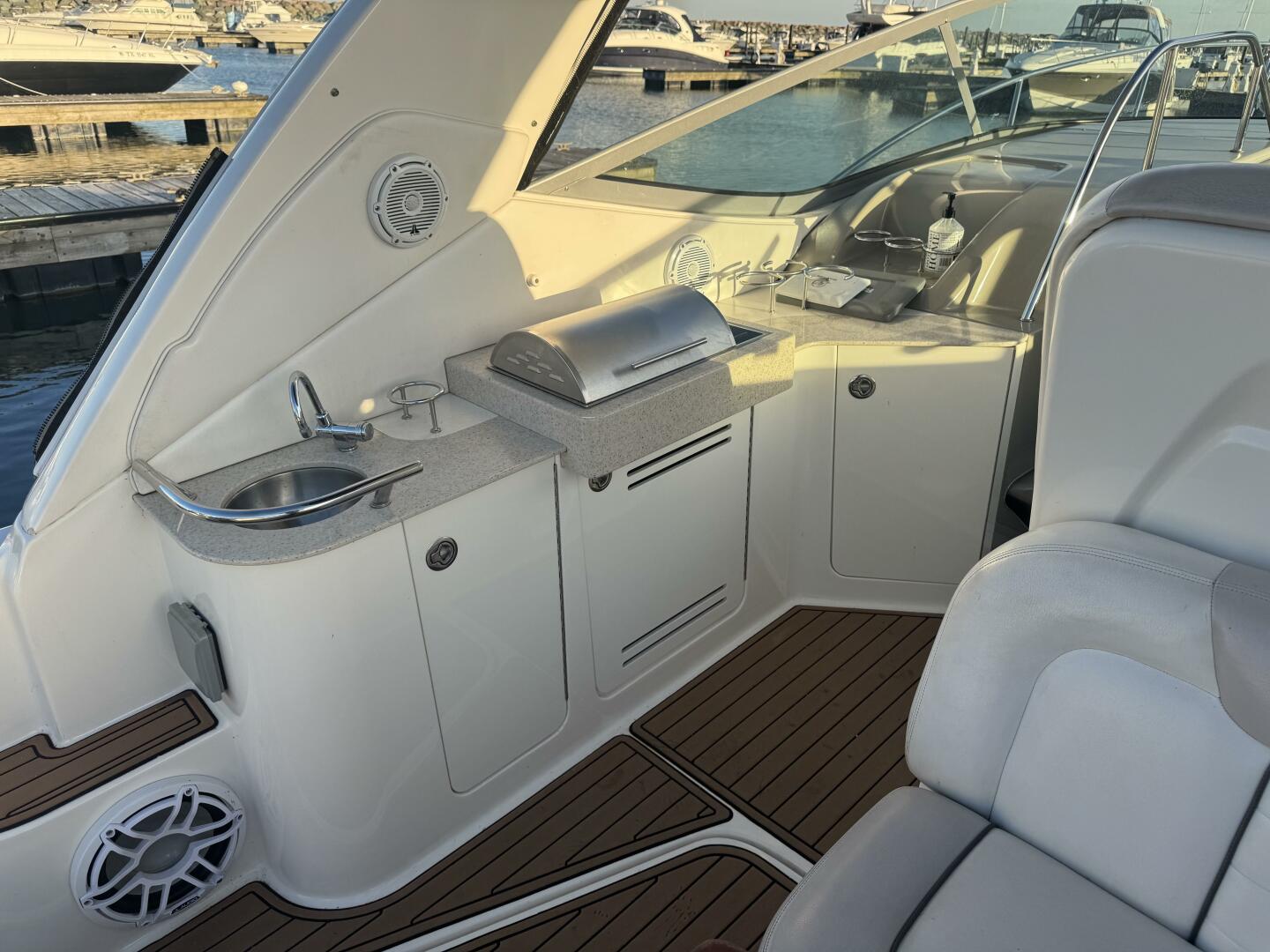 2011 Sea Ray 330 Sundancer - Image 14