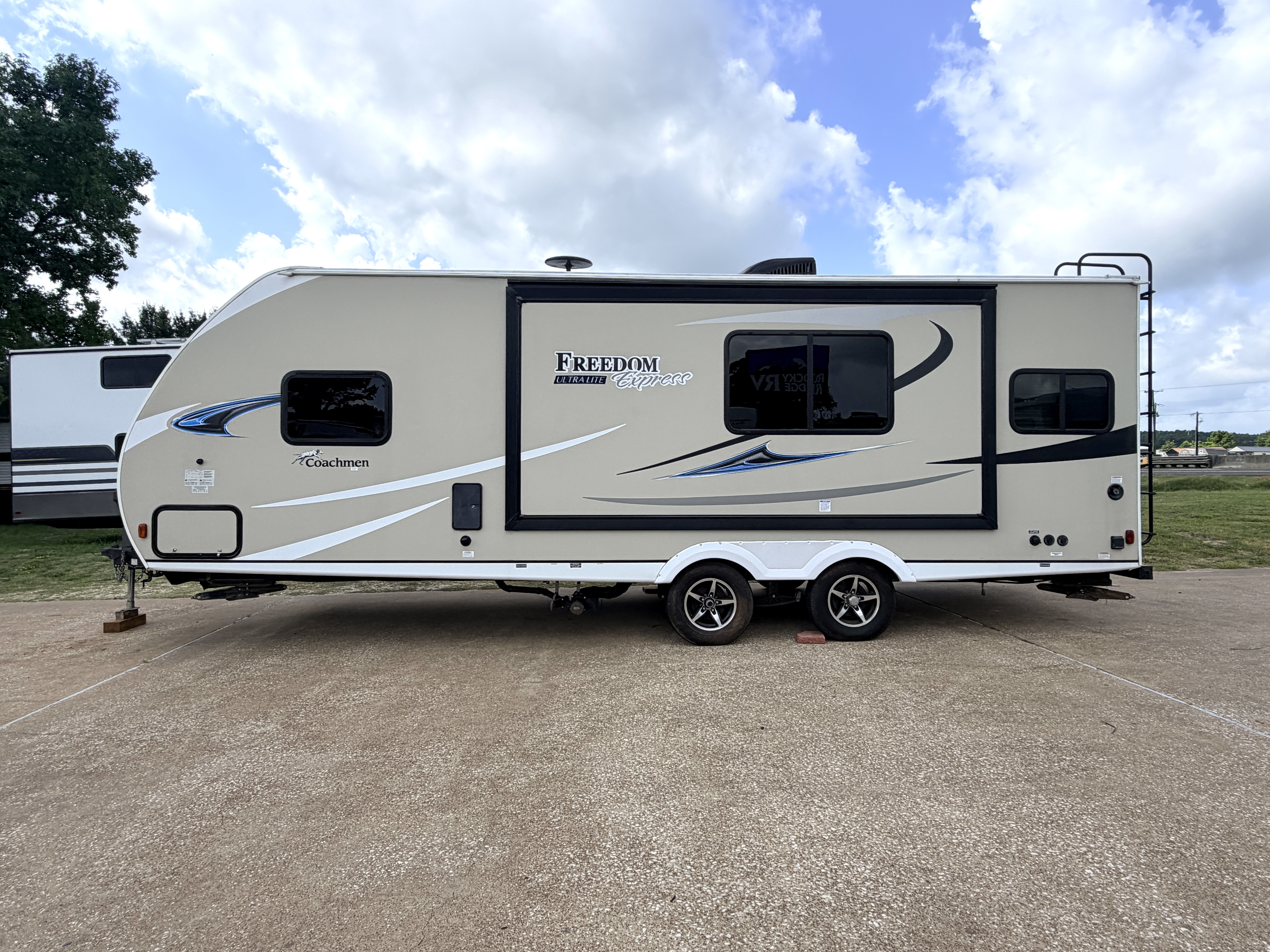 2019 Coachmen Freedom Express Ultra Lite 246RKS - Image 4