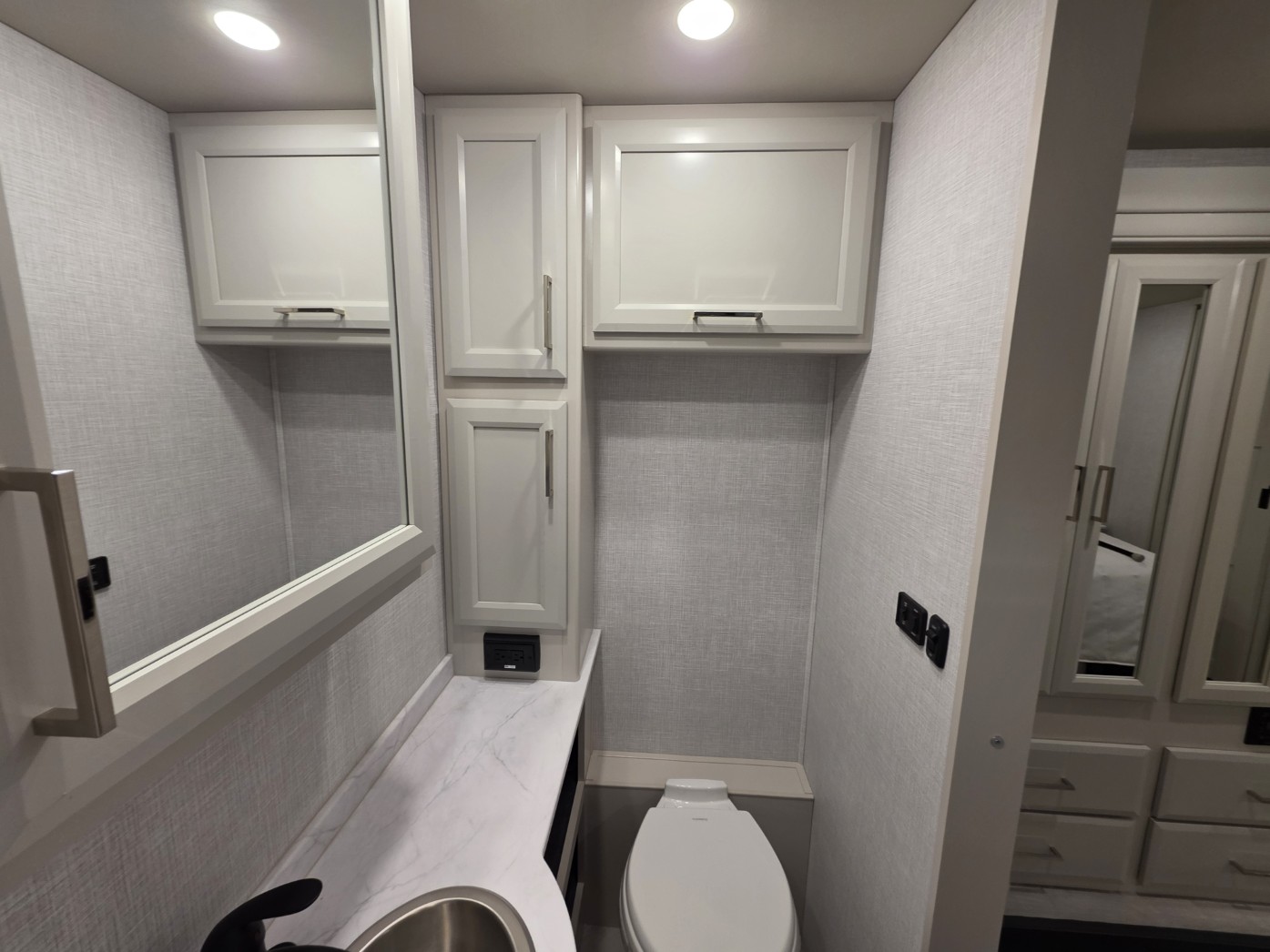 2026 Holiday Rambler Invicta 33HB - Image 28