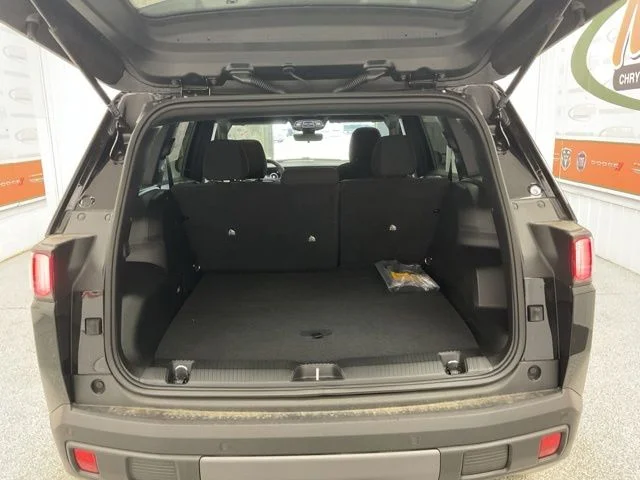 2026 Jeep Cherokee LAREDO 4X4 - Image 29
