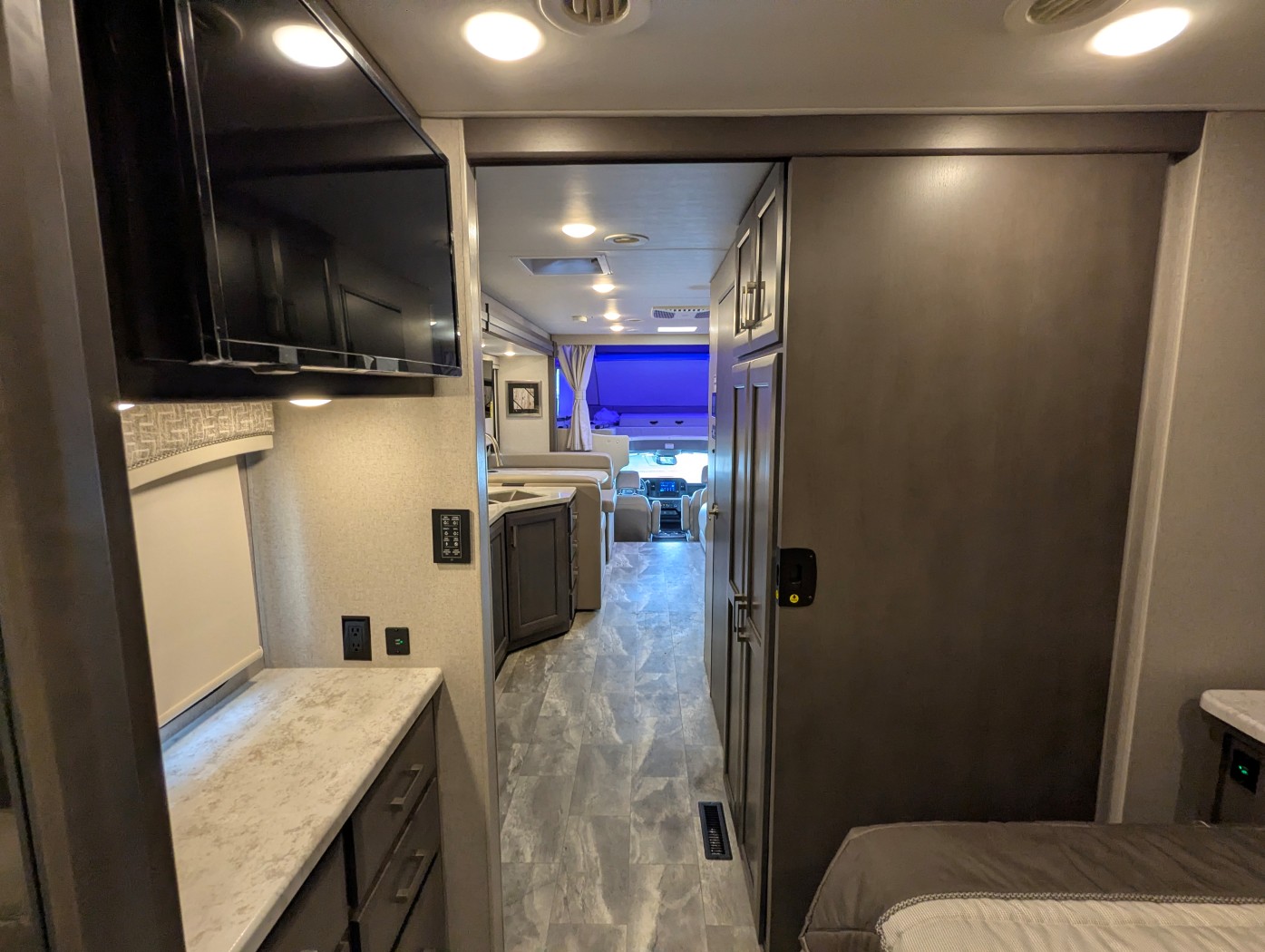 2024 Thor Motor Coach Omni XG32 - Image 33