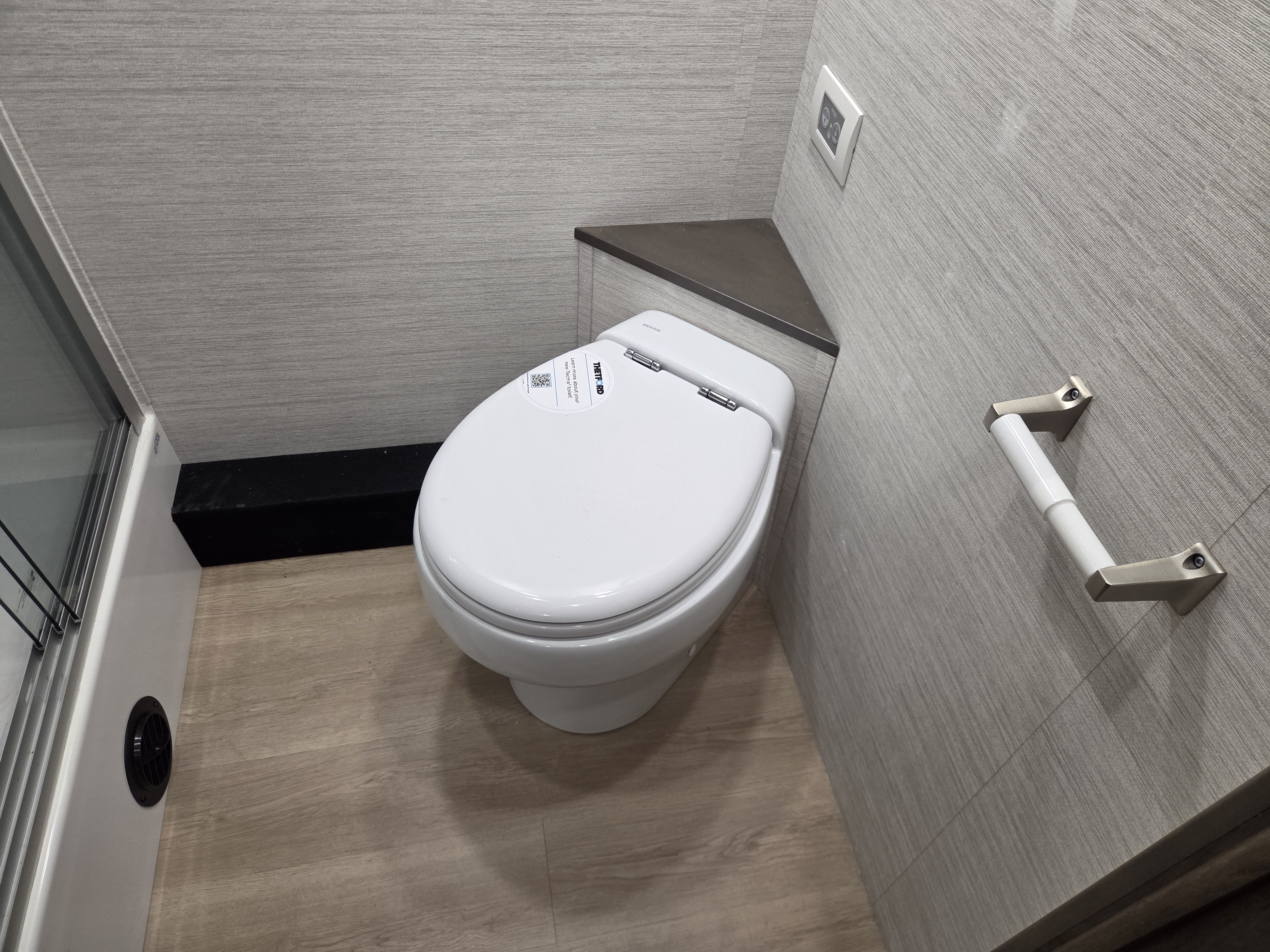 2026 Dynamax Europa 34SS - Image 18