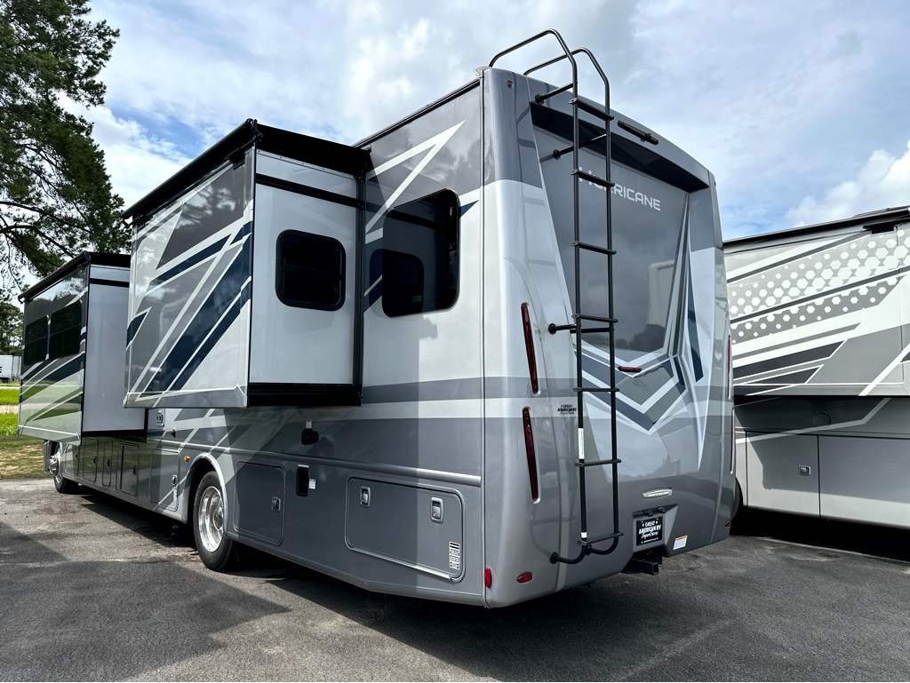 2027 THOR MOTOR COACH HURRICANE 36H - Image 3