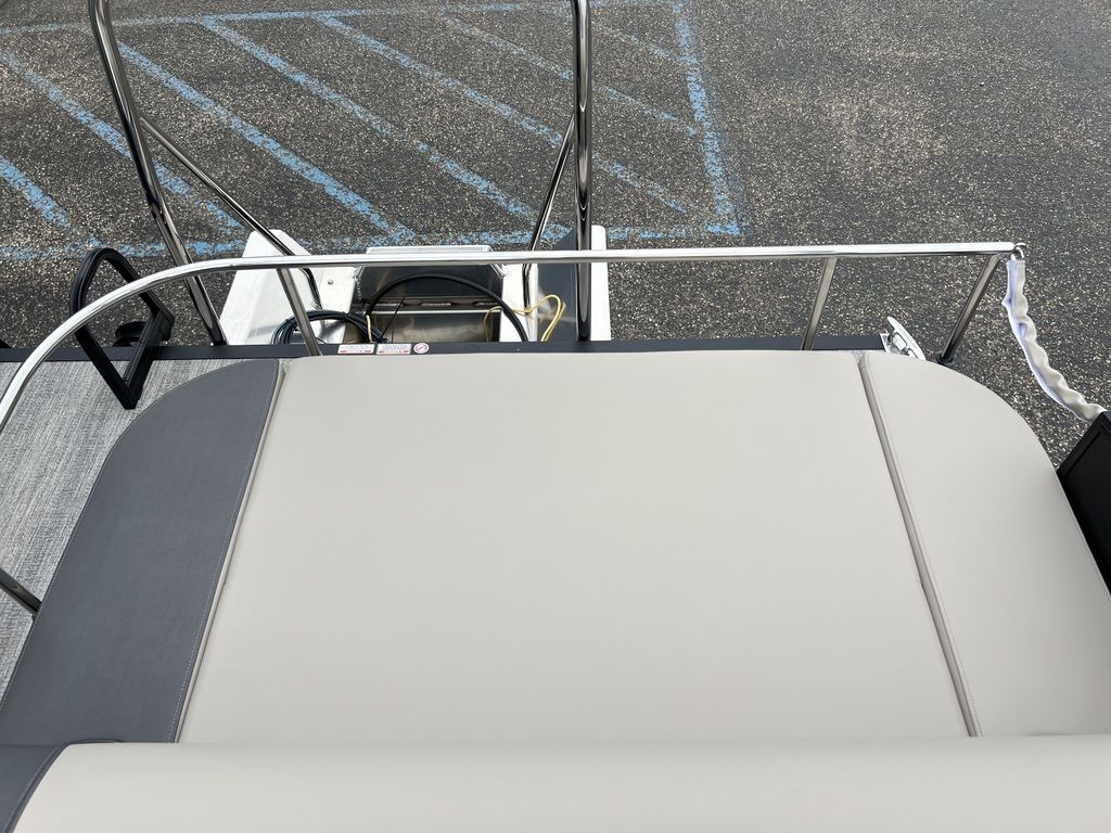 2025 Bennington 22 SSB Tritoon Pontoon - Image 27
