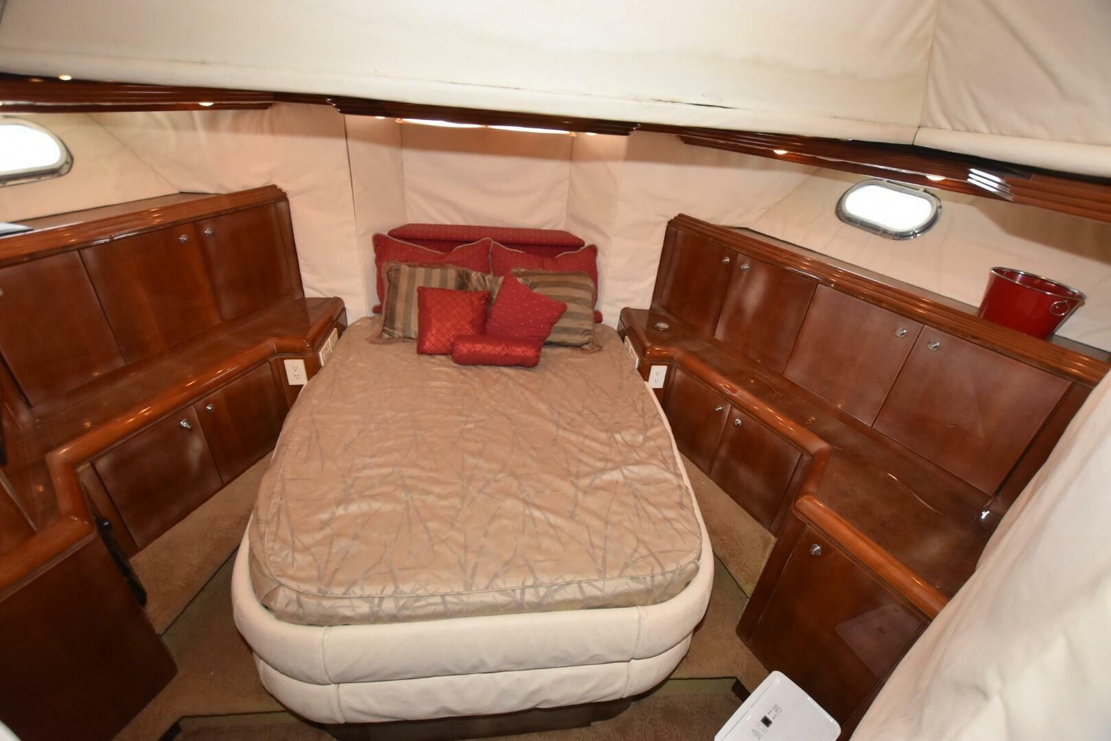1998 Hatteras 74 Sportdeck - Image 34