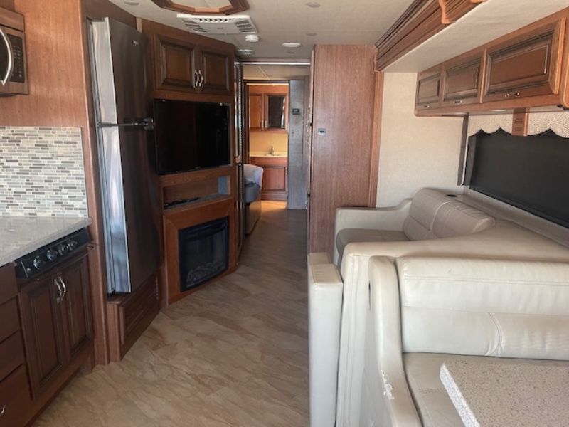 2017 Holiday Rambler Vacationer XE 34S - Image 8