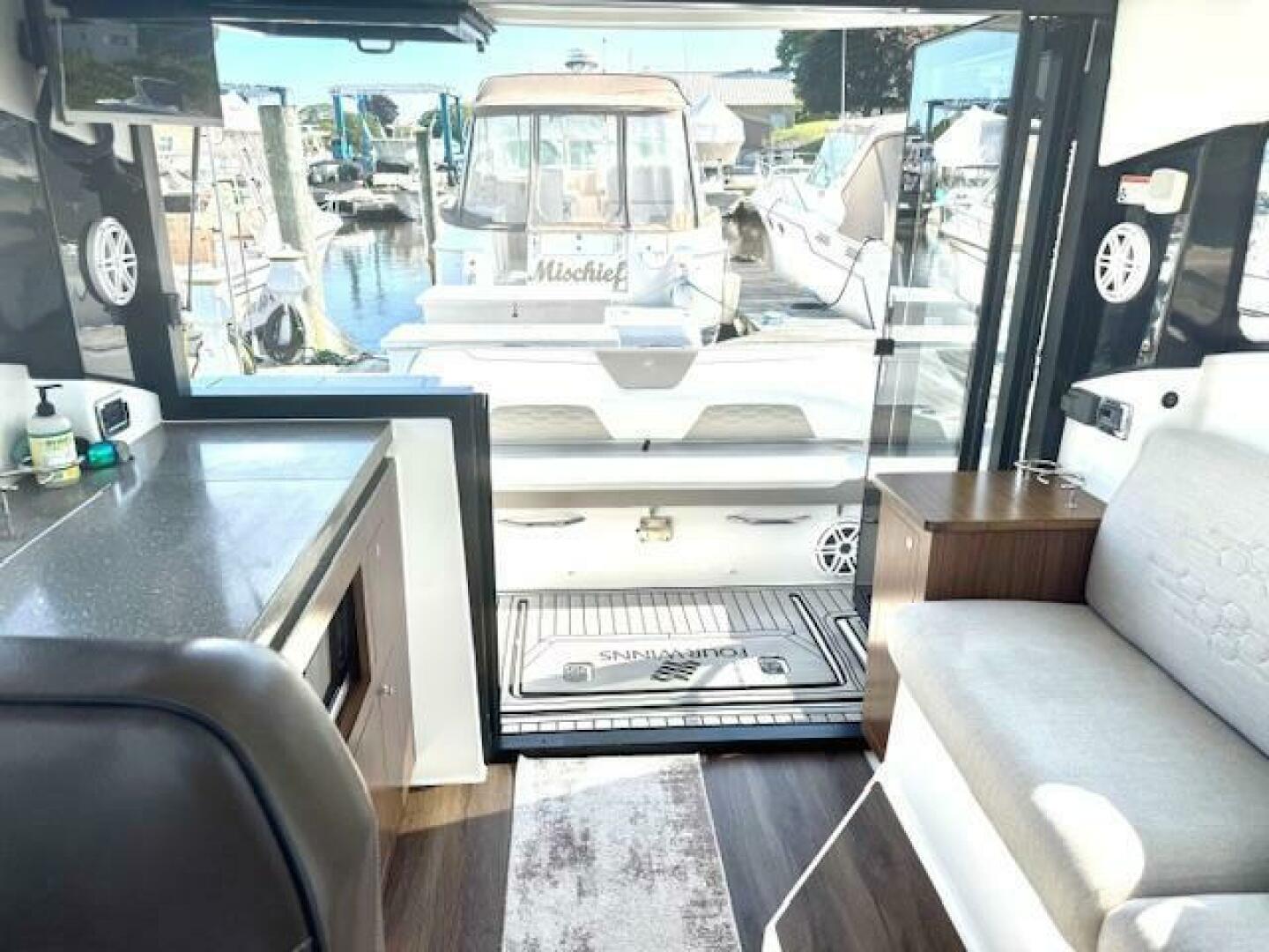 2020 Four Winns Vista 355 Coupe OB - Image 14