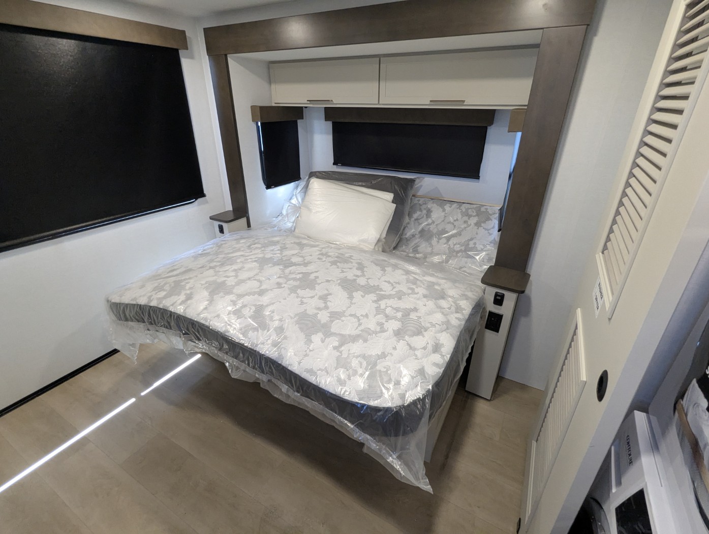 2027 Alliance RV Benchmark 42LFT - Image 8