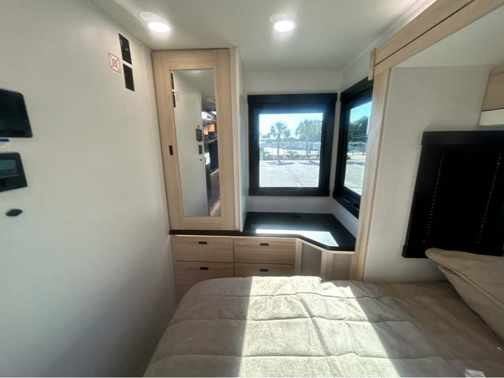 2027 ENTEGRA COACH QWEST 25L - Image 27