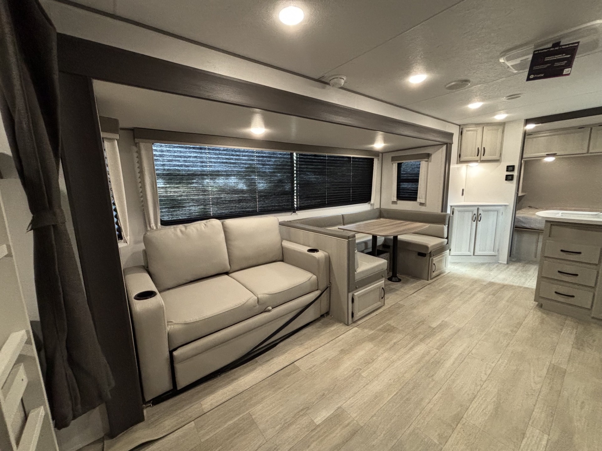 2027 Coachmen Catalina Legacy Edition 273DBHCK - Image 15