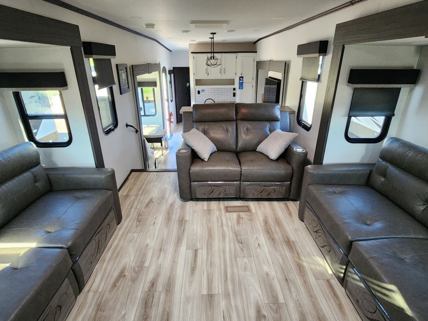2026 VENTURE RV SPORTTREK 365VFL - Image 14