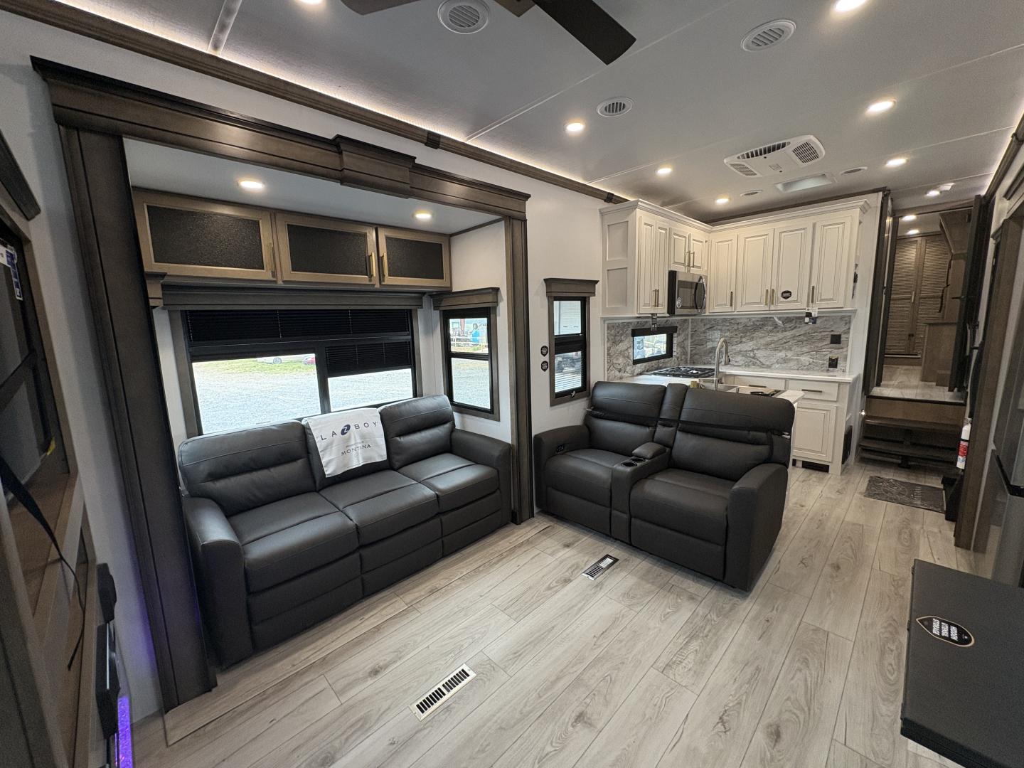 2025 Keystone Montana 3915TB - Image 11