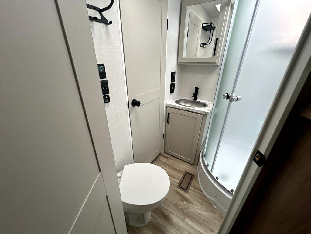 2027 VENTURE RV SPORTTREK 333VIK - Image 22