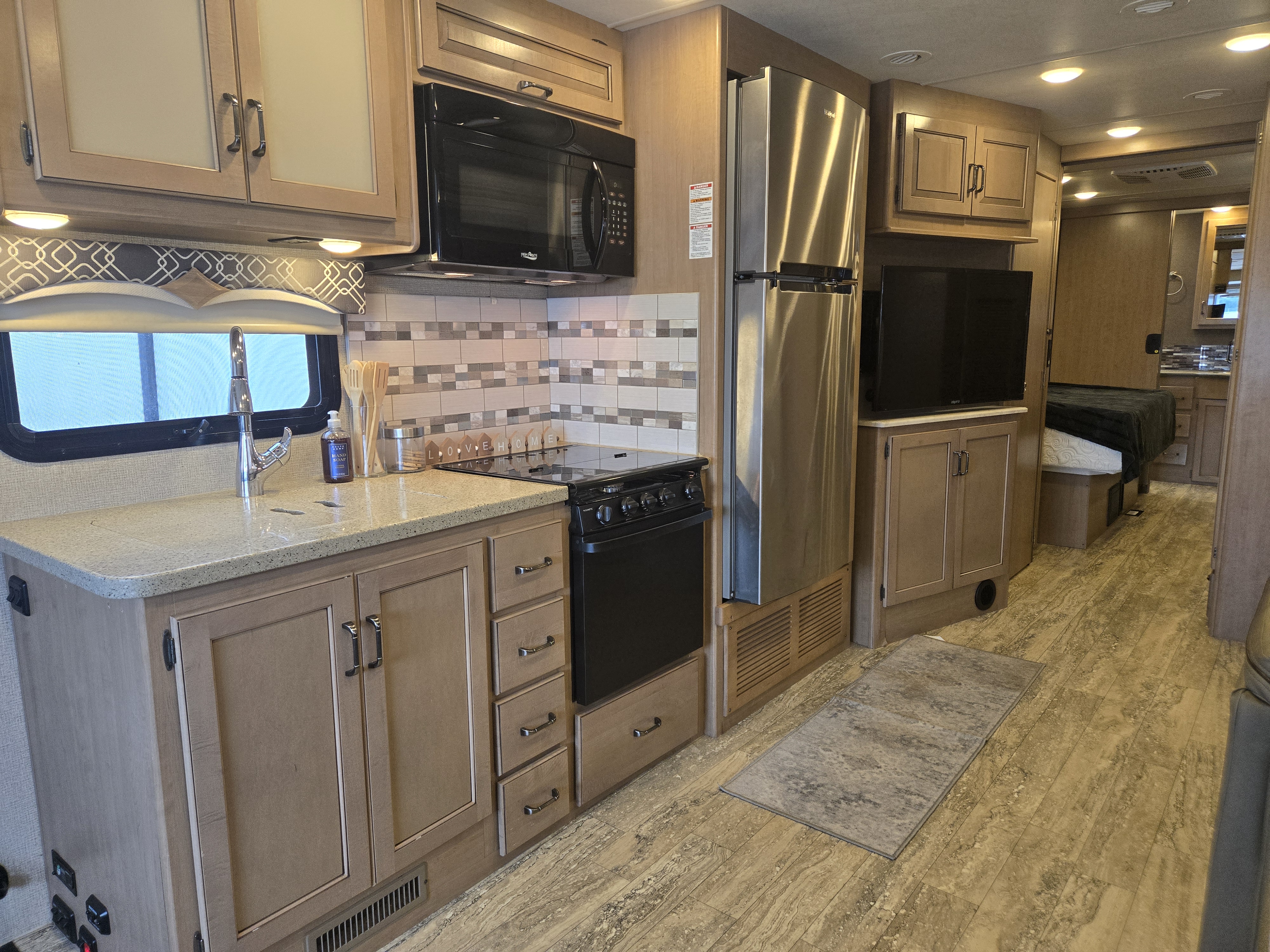 2018 Thor Motor Coach Hurricane 35M - Image 9