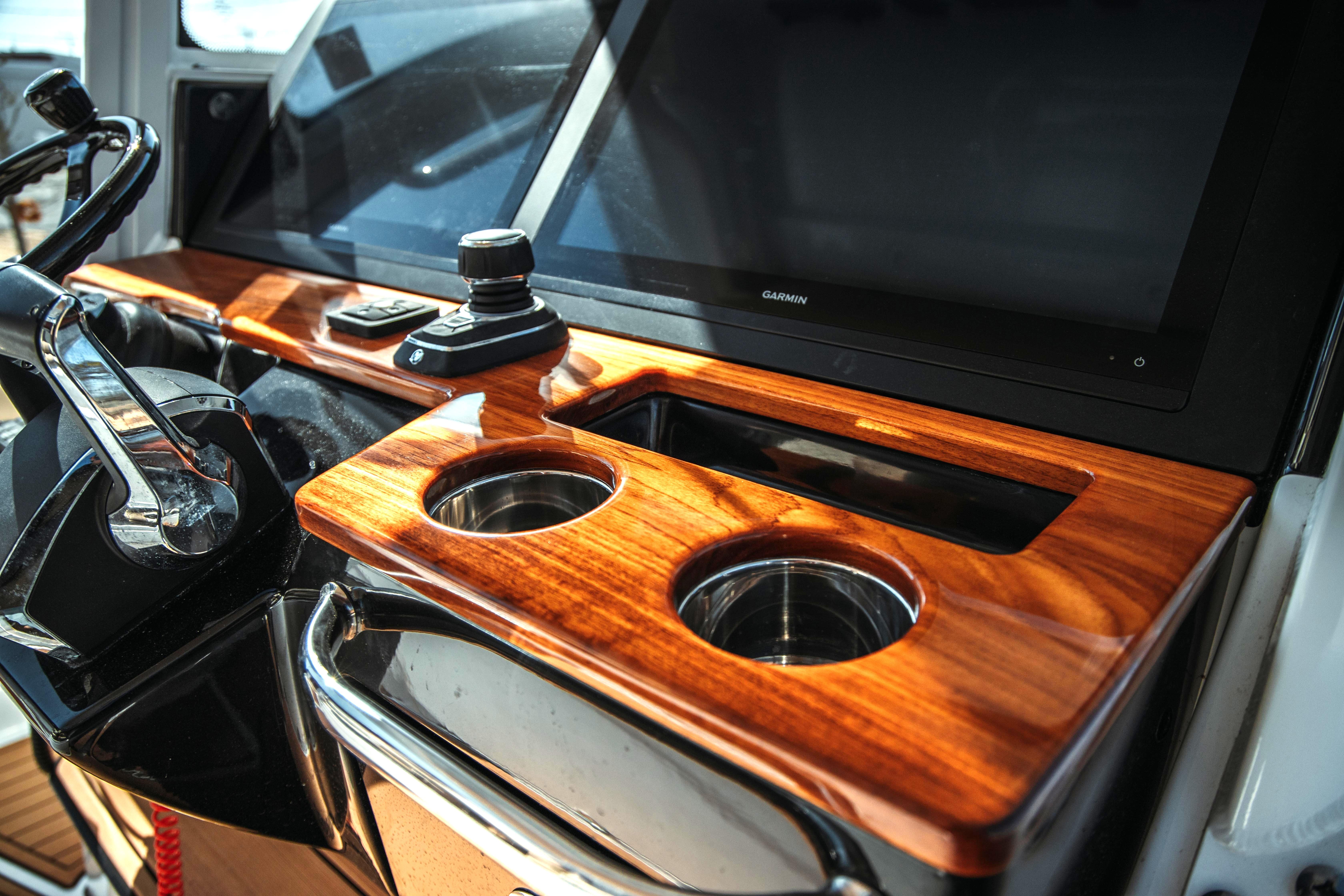 2024 Everglades 315 Center Console Standard - Image 23
