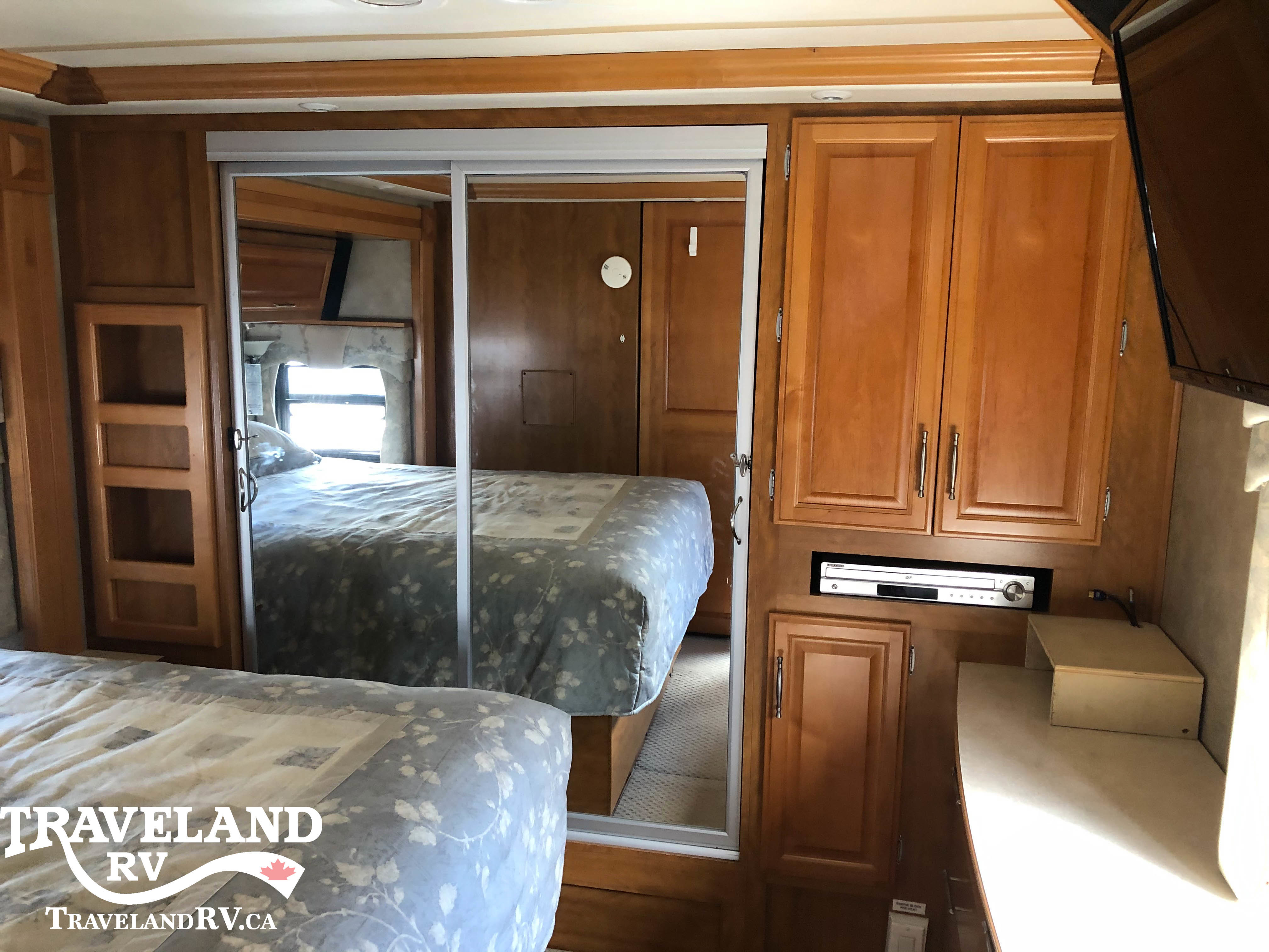 2007 Fleetwood Discovery 40X - Image 24
