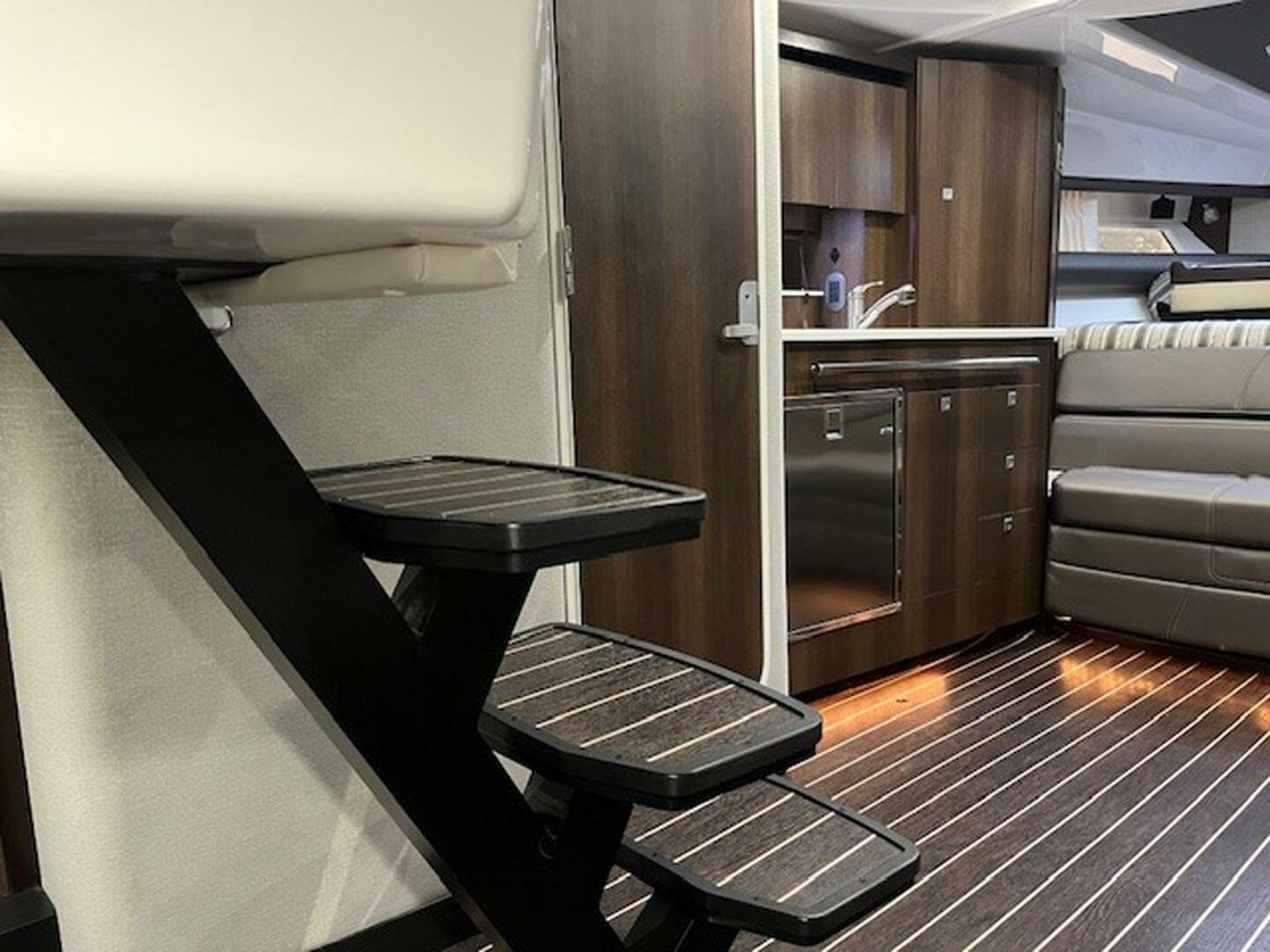 2018 Monterey 335 Sport Yacht - Image 5