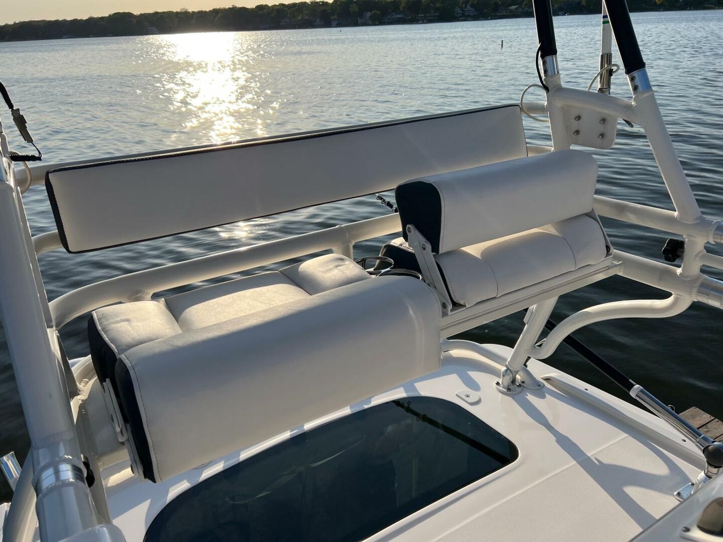 2012 Everglades 350 LX - Image 27