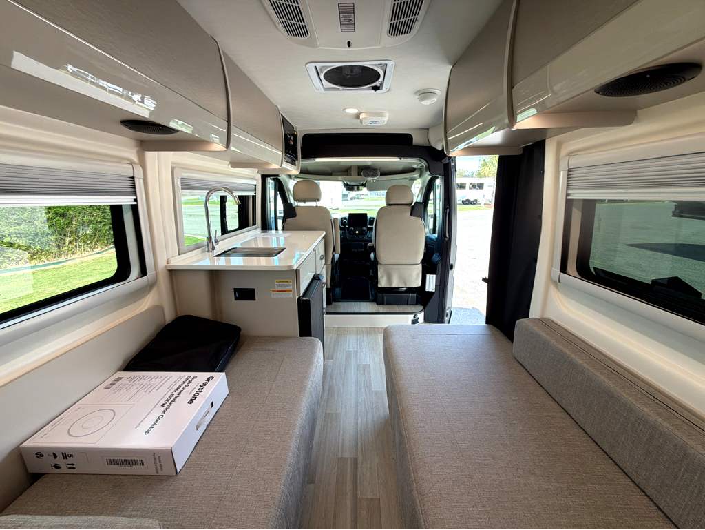 2027 THOR MOTOR COACH SEQUENCE 20L - Image 13