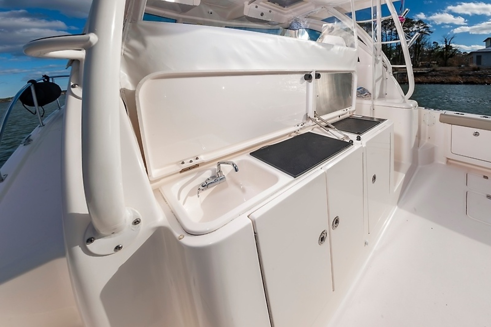 2015 PURSUIT 385 OS Base - Image 11
