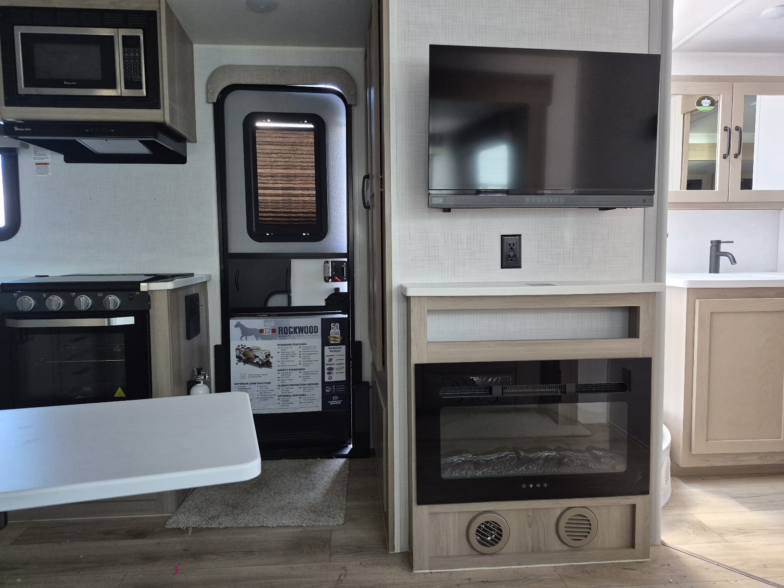 2025 Forest River Rockwood Mini Lite 2516S - Image 8