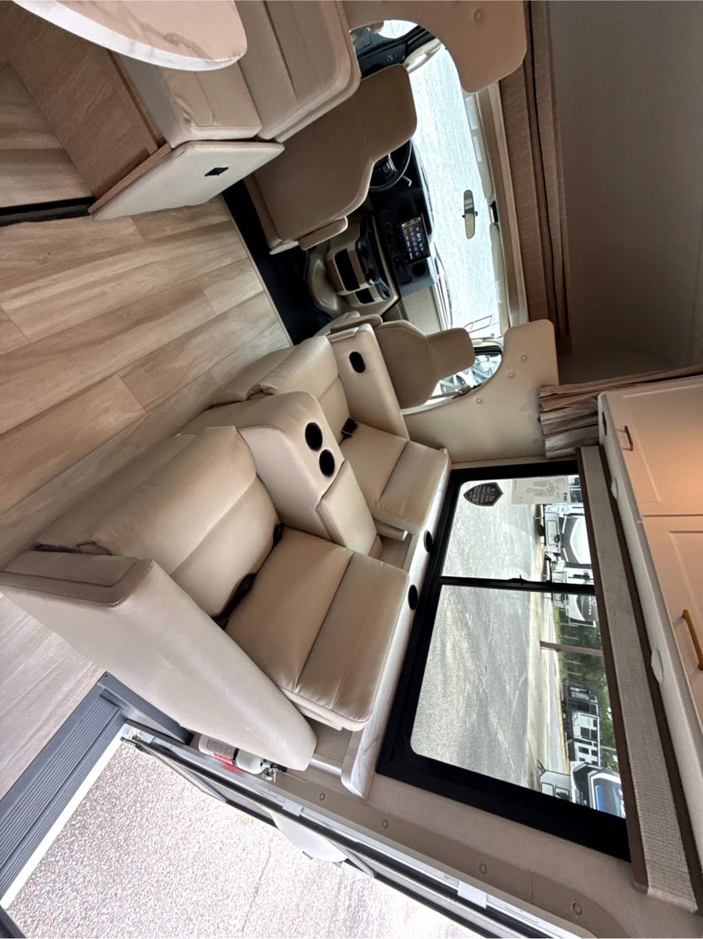 2027 THOR MOTOR COACH MAGNITUDE GA28 - Image 13