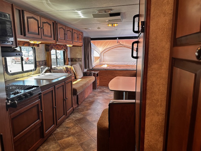 2011 KEYSTONE RV PASSPORT  EXP 235 - Image 24